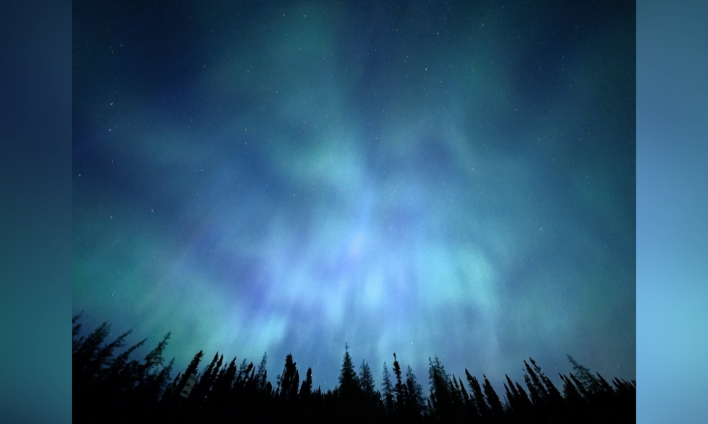 Ciel nocturne d'un bleu d'encre avec des aurores boréales